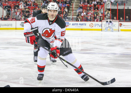 New Jersey Devils rechten Flügel Jaromir Jagr (68) während der NHL-Spiel zwischen den New Jersey Devils und die Carolina Hurricanes Stockfoto
