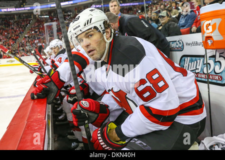 New Jersey Devils rechten Flügel Jaromir Jagr (68) während der NHL-Spiel zwischen den New Jersey Devils und die Carolina Hurricanes Stockfoto