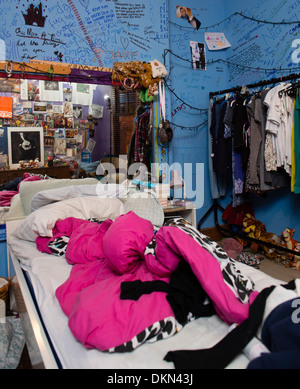 Ein junges Mädchen das chaotisch unordentlich Schlafzimmer mit Handschrift überall auf den Wänden, UK Stockfoto