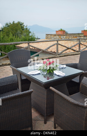 Nahaufnahme von Rosen in einem Garten Tisch zum Abendessen Stockfoto