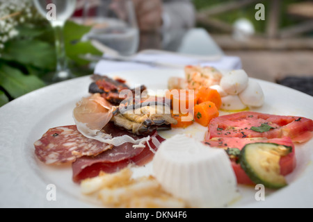 typische italienische Vorspeise aus einer Auswahl von Gemüse, Fleisch und Meeresfrüchte Stockfoto