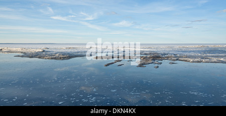 Freiwasser offenbart sich als ein zugefrorenen See unter dem zeitigen Frühjahr Wärme taut. Lake Simcoe, Georgina, Ontario, Kanada. Stockfoto