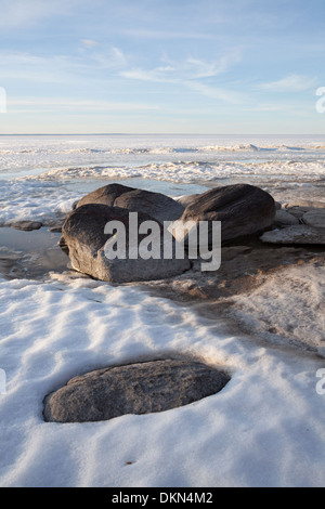 Felsen, ausgesetzt durch die Eisschmelze See am Lake Simcoe, Georgina, Ontario, Kanada. Stockfoto