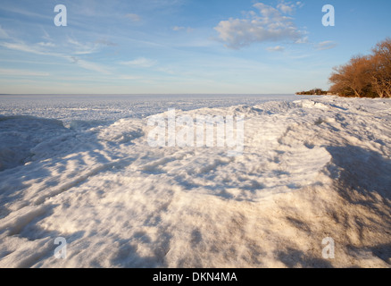 Ein Schnee-Hügel am Ufer des Lake Simcoe zu sammeln, während das Frühlingstauwetter, Georgina, Ontario, Kanada. Stockfoto