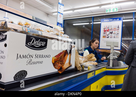 Eine ganze Serrano-Schinken, einer der Discounter Lidl 'Deluxe'-Reihe von Lebensmitteln, an der Kasse zu scannenden, UK Stockfoto