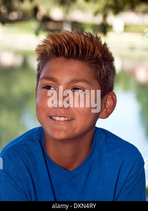Junge person Personen Trendy modische Tween tweens Hispanic boy in park. Herr © Myrleen Pearson Stockfoto