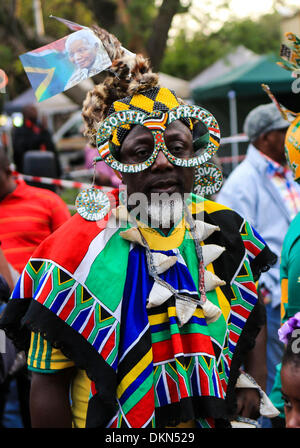 Johannesburg, Südafrika. 7. Dezember 2013. Ein Mann trauert um den Tod des ehemaligen südafrikanischen Präsidenten Nelson Mandela vor seinem Haus in Johannesburg, Südafrika, 7. Dezember 2013. Der ehemalige südafrikanische Präsident Nelson Mandela starb im Alter von 95 Jahren Donnerstag. Bildnachweis: Meng Chenguang/Xinhua/Alamy Live-Nachrichten Stockfoto