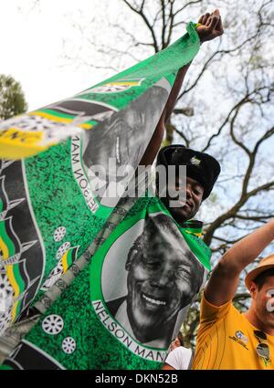 Johannesburg, Südafrika. 7. Dezember 2013. Ein Mann trauert um den Tod des ehemaligen südafrikanischen Präsidenten Nelson Mandela vor seinem Haus in Johannesburg, Südafrika, 7. Dezember 2013. Der ehemalige südafrikanische Präsident Nelson Mandela starb im Alter von 95 Jahren Donnerstag. Bildnachweis: Meng Chenguang/Xinhua/Alamy Live-Nachrichten Stockfoto