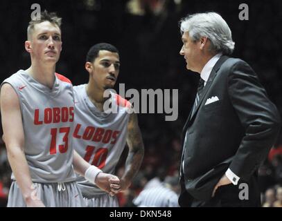 Albuquerque, New Mexico, USA. 7. Dezember 2013. 120713.University New-Mexicos # 13 Cullen Neal, links, und #10 Kendall Williams, zweiter von links, auf der Bank während Samstag Spiel in The Pit in Albuquerque, NM, 7. Dezember 2013 zurück. Lobos gewann 63-54. © Marla Brose/Albuquerque Journal/ZUMAPRESS.com/Alamy Live-Nachrichten Stockfoto