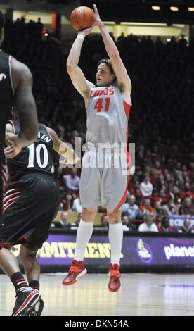 Albuquerque, New Mexico, USA. 7. Dezember 2013. 120713.University von New Mexico #41 Cameron Bairstow einen Schuss braucht, während am Samstag Spiel gegen Cincinnati in The Pit in Albuquerque, NM, 7. Dezember 2013. Lobos gewann 63-54 und Bairstow erzielte 24. © Marla Brose/Albuquerque Journal/ZUMAPRESS.com/Alamy Live-Nachrichten Stockfoto