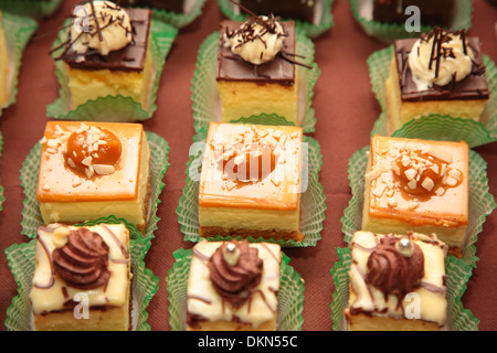 Sorten von einzelnen dekorativen Desserts Kuchen auf dem Tisch auf einem Luxus-Event, Gourmet-catering Süßigkeiten Stockfoto