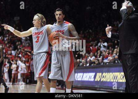 Albuquerque, New Mexico, USA. 7. Dezember 2013. 120713.University von New Mexico #10 Kendall Williams, Recht, reagiert auf stress in der Nähe von Teamkollege #3-Hugh Greenwood während Samstag Spiel in The Pit in Albuquerque, NM, 7. Dezember 2013. Lobos gewann 63-54. © Marla Brose/Albuquerque Journal/ZUMAPRESS.com/Alamy Live-Nachrichten Stockfoto