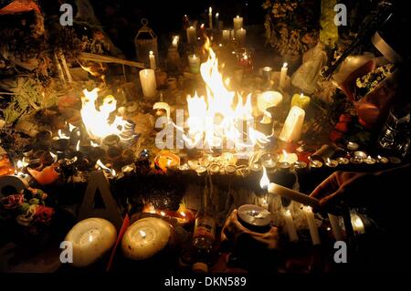 Johannesburg, Südafrika. 7. Dezember 2013. Menschen zünden Kerzen um den Tod des ehemaligen südafrikanischen Präsidenten Nelson Mandela vor seinem Haus in Johannesburg, Südafrika, 7. Dezember 2013 zu trauern. Der ehemalige südafrikanische Präsident Nelson Mandela starb im Alter von 95 Jahren am 5. Dezember. Bildnachweis: Li Qihua/Xinhua/Alamy Live-Nachrichten Stockfoto