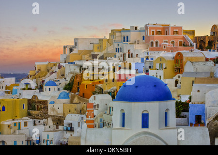 Die Farben von Oia, Santorini, eine Insel von Griechenland, wenden sich an Pastelle in der späten Abendsonne. Stockfoto