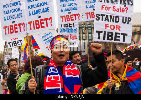 London, UK. 7. Dezember 2013.  Exil-Tibeter marschieren im Protest gegen die Menschenrechtsverletzungen und die anhaltende Besetzung Tibets durch China. Bildnachweis: Paul Davey/Alamy Live-Nachrichten Stockfoto