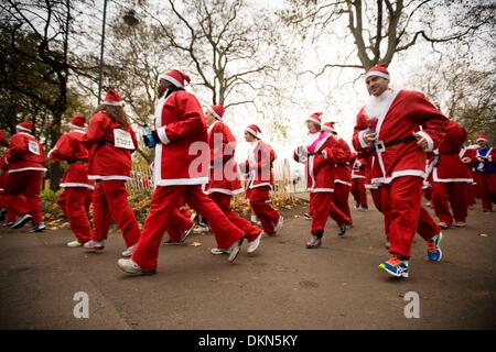 London, UK. 7. Dezember 2013. Menschen in Weihnachtsmann Kostüme gekleidet beteiligen sich die London Santa Run Charity-Event im Battersea Park in London, Vereinigtes Königreich. Bildnachweis: James Gasperotti/ZUMA Wire/ZUMAPRESS.com/Alamy Live-Nachrichten Stockfoto