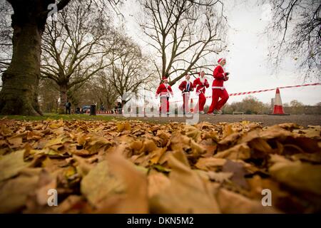 London, UK. 7. Dezember 2013. Menschen in Weihnachtsmann Kostüme gekleidet beteiligen sich die London Santa Run Charity-Event im Battersea Park in London, Vereinigtes Königreich. Bildnachweis: James Gasperotti/ZUMA Wire/ZUMAPRESS.com/Alamy Live-Nachrichten Stockfoto