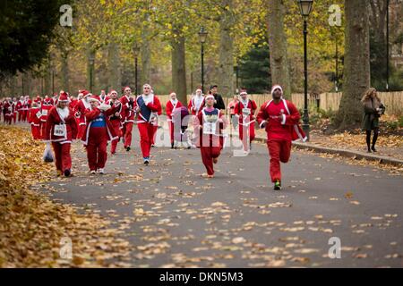 London, UK. 7. Dezember 2013. Menschen in Weihnachtsmann Kostüme gekleidet beteiligen sich die London Santa Run Charity-Event im Battersea Park in London, Vereinigtes Königreich. Bildnachweis: James Gasperotti/ZUMA Wire/ZUMAPRESS.com/Alamy Live-Nachrichten Stockfoto