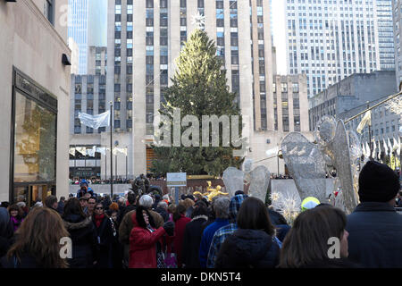 Große Menschenmengen jam Rockefeller Center am ersten Wochenende nach der Baum entzündet wurde Stockfoto