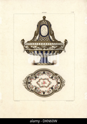 Sevres Medaillon Vase und Platte mit Bändern. Stockfoto