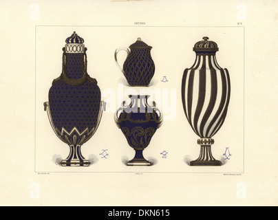 Sevres Vasen und Krüge mit blau-goldener Dekoration. Stockfoto