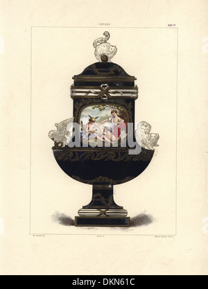 Sèvres-Vase mit Tierfiguren und Amor und Merkur. Stockfoto