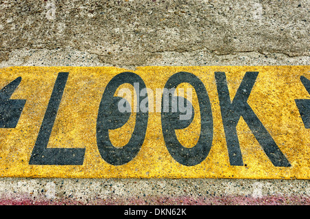 Blick Both Ways Zeichen auf einer Straße gemalt.  Big Sur, Kalifornien, USA. Stockfoto