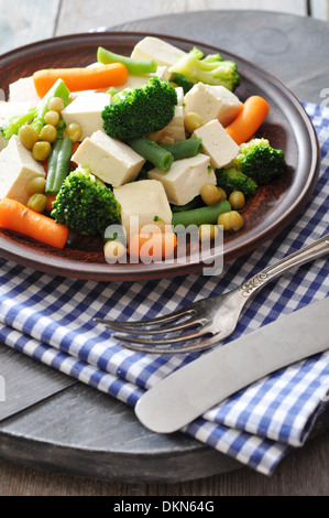 Tofu mit gekochtem Gemüse auf Platte closeup Stockfoto