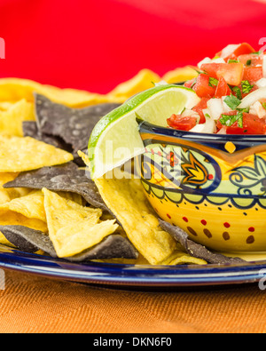 Eine schicke Schale mit Nacho-Mais-Chips und frische Zwiebel-Tomaten-salsa Stockfoto