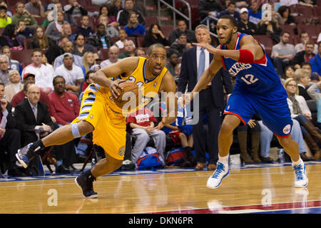 7. Dezember 2013: Denver Nuggets point Guard Andre Miller (24) in den Korb geht er vorbei an Philadelphia 76ers kleine Evan Turner (12) während der NBA-Spiel zwischen den Denver Nuggets und die Philadelphia 76ers im Wells Fargo Center in Philadelphia, Pennsylvania treibt. Die Nuggets gewinnen 103-92. (Christopher Szagola/Cal Sport Media) Stockfoto