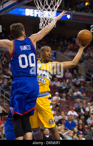 7. Dezember 2013: Denver Nuggets point Guard Andre Miller (24) versucht, den Ball während bewacht von Philadelphia 76ers Center Spencer Hawes (00) während der NBA-Spiel zwischen den Denver Nuggets und die Philadelphia 76ers im Wells Fargo Center in Philadelphia, Pennsylvania. Die Nuggets gewinnen 103-92. (Christopher Szagola/Cal Sport Media) Stockfoto