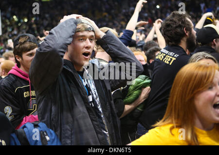 Boulder, CO, USA. 7. Dezember 2013. 7. Dezember 2013: Kolorado Fans dürfen nicht; Ieve Erfolg seines Teams gegen Kansas wie sie das Gericht Stürmen um die letzten zweiten Sieg im Coors Events Center in Boulder zu feiern. Bildnachweis: Csm/Alamy Live-Nachrichten Stockfoto