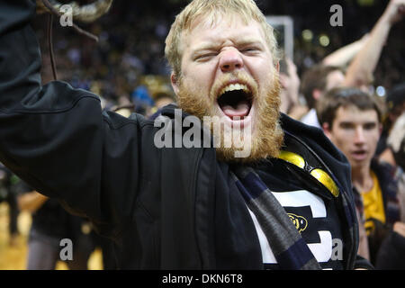 Boulder, CO, USA. 7. Dezember 2013. 7. Dezember 2013: A Colorado Fan schreit vor Freude nach Colorado Askia Booker sauste eine Buzzer Beater Kansas, 75-72 im Coors Events Center in Boulder zu besiegen. Bildnachweis: Csm/Alamy Live-Nachrichten Stockfoto