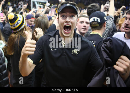 Boulder, CO, USA. 7. Dezember 2013. 7. Dezember 2013: A Colorado Fan feiert sein Team letzten zweiten Sieg über Kansas im Coors Events Center in Boulder. Bildnachweis: Csm/Alamy Live-Nachrichten Stockfoto