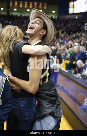 Boulder, CO, USA. 7. Dezember 2013. 7. Dezember 2013: A Colorado Fans umarmen nach Colorado Askia Booker sauste eine Buzzer Beater Kansas, 75-72 im Coors Events Center in Boulder zu besiegen. Bildnachweis: Csm/Alamy Live-Nachrichten Stockfoto