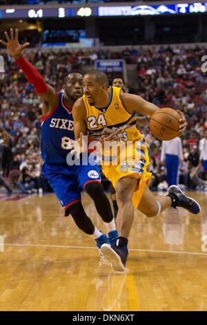 7. Dezember 2013: Denver Nuggets Point guard Andre Miller (24) Laufwerke in den Korb mit Philadelphia 76ers shooting Guard Tony Wroten (8) ihn bewachen, während das NBA-Spiel zwischen den Denver Nuggets und die Philadelphia 76ers im Wells Fargo Center in Philadelphia, Pennsylvania. Die Nuggets gewinnen 103-92. (Christopher Szagola/Cal Sport Media) Stockfoto