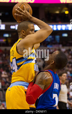 7. Dezember 2013: Denver Nuggets Point guard Andre Miller (24) in Aktion gegen die Philadelphia 76ers Point Guard Lorenzo Brown (7) während der NBA-Spiel zwischen den Denver Nuggets und die Philadelphia 76ers im Wells Fargo Center in Philadelphia, Pennsylvania. Die Nuggets gewinnen 103-92. (Christopher Szagola/Cal Sport Media) Stockfoto