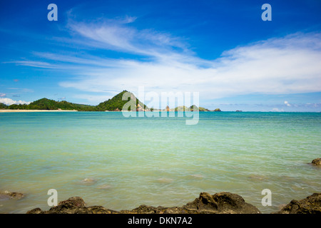 Die herrliche Aussicht von Kuta Beach auf Lombok, Indonesien, nach Süden in Richtung des Indischen Ozeans. Stockfoto