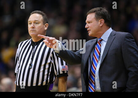 Boulder, CO, USA. 7. Dezember 2013. 7. Dezember 2013: Kansas Cheftrainer Bill Self beschreibt einen Anruf mit einem Beamten während des Spiels mit Colorado im Coors Events Center in Boulder. Bildnachweis: Csm/Alamy Live-Nachrichten Stockfoto