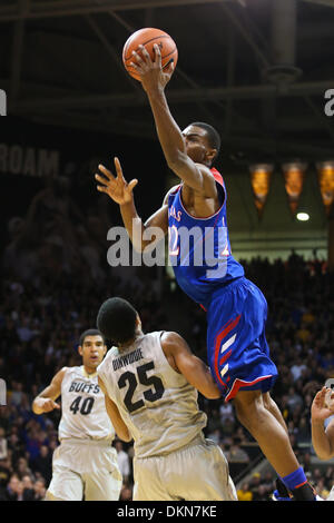 Boulder, CO, USA. 7. Dezember 2013. 7. Dezember 2013: Kansas Andrew Wiggins zieht ein blocking Foul gegen Kolorados Spencer Dinwiddie in der zweiten Hälfte im Coors Events Center in Boulder. Bildnachweis: Csm/Alamy Live-Nachrichten Stockfoto