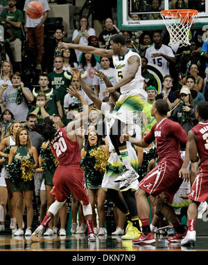 Tampa, Florida, USA. 8. Dezember 2013. DANIEL WALLACE | Times.South Florida center John Egbunu (5) Blöcke einen Schuss versuchen von Alabama Wache Levi Randolph (20) in den letzten Sekunden in der zweiten Periode in der USF Sun Dome auf Samstag, 7. Dezember 2013. USF gewonnen 66-64. © Daniel Wallace/Tampa Bucht Times/ZUMAPRESS.com/Alamy Live-Nachrichten Stockfoto