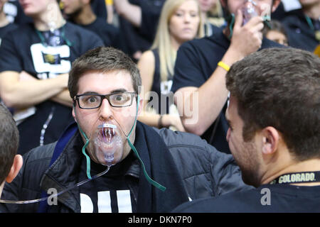 Boulder, CO, USA. 7. Dezember 2013. 7. Dezember 2013: Colorado Fans sport Sauerstoffmasken, die versucht, den Kansas-Basketball-Team spielt in der Höhe im Coors Events Center in Boulder einzuschüchtern. Bildnachweis: Csm/Alamy Live-Nachrichten Stockfoto