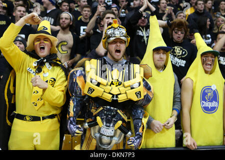 Boulder, CO, USA. 7. Dezember 2013. 7. Dezember 2013: Colorado C-Einheit Student Abschnitt Jubel auf seine Mannschaft vor dem Spiel gegen die Kansas-Basketball-Team im Coors Events Center in Boulder. Bildnachweis: Csm/Alamy Live-Nachrichten Stockfoto