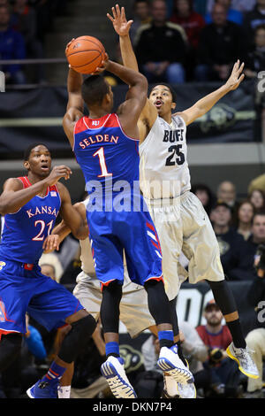 Boulder, CO, USA. 7. Dezember 2013. 7. Dezember 2013: Colorados Spencer Dinwiddie springt heraus, um ein Schuss von Kansas Wayne Selden während der ersten Hälfte im Coors Events Center in Boulder zu verteidigen. Bildnachweis: Csm/Alamy Live-Nachrichten Stockfoto