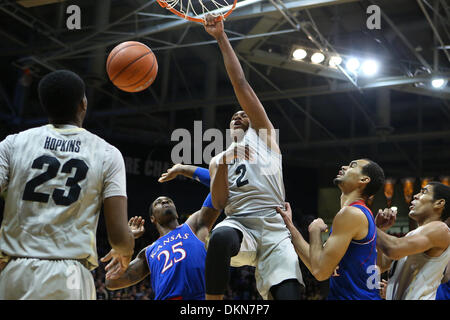 Boulder, CO, USA. 7. Dezember 2013. 7. Dezember 2013: Colorados Xavier Johnson wirft nach Hause eine Slam-Dunk um das Spiel gegen Kansas im Coors Events Center in Boulder. Bildnachweis: Csm/Alamy Live-Nachrichten Stockfoto