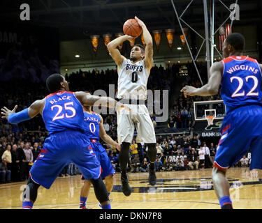 Boulder, CO, USA. 7. Dezember 2013. 7. Dezember 2013: Colorados Askia Booker schießt über ein Trio von Kansas Verteidiger im Coors Events Center in Boulder. Bildnachweis: Csm/Alamy Live-Nachrichten Stockfoto