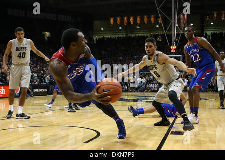 Boulder, CO, USA. 7. Dezember 2013. 7. Dezember 2013: Kansas Center Tarik Black versucht, eine lockere Kugel zu speichern, da im Coors Events Center in Boulder Colorado Askia Booker verteidigt. Bildnachweis: Csm/Alamy Live-Nachrichten Stockfoto