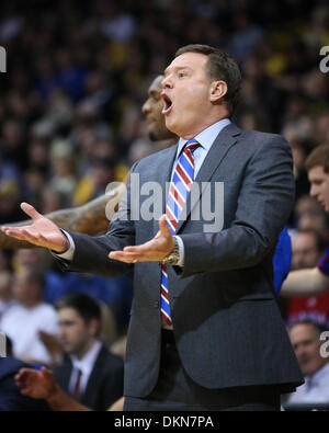 Boulder, CO, USA. 7. Dezember 2013. 7. Dezember 2013: Kansas Trainer Bill Self Fragen einem Anruf während des Spiels gegen Colorado während der ersten Hälfte im Coors Events Center in Boulder. Bildnachweis: Csm/Alamy Live-Nachrichten Stockfoto