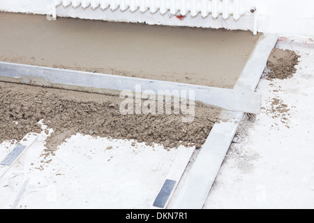 Realisierung einer Zementestrich in einem Haus Stockfoto