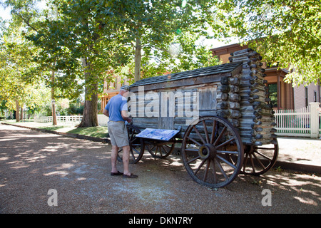 Blick auf Nachbildung der Mann eine "Honest Abe Kampagne Wagen, Lincoln National Historic Site, Springfield, Illinois. Stockfoto